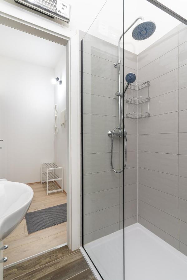 Stunning Apartment In Quiet Street Near Center With Free Parking 4 Floor 里耶卡 外观 照片
