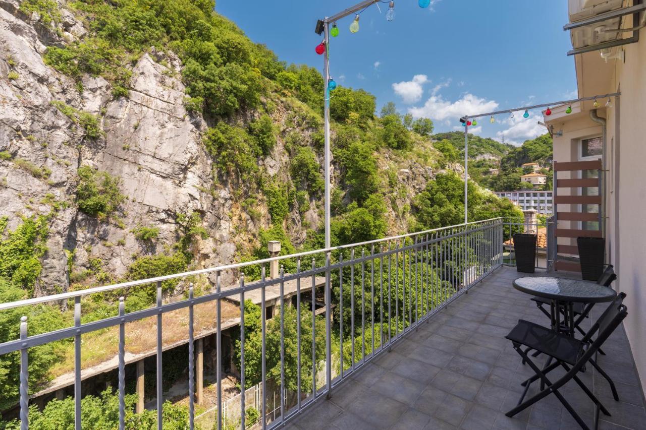 Stunning Apartment In Quiet Street Near Center With Free Parking 4 Floor 里耶卡 外观 照片
